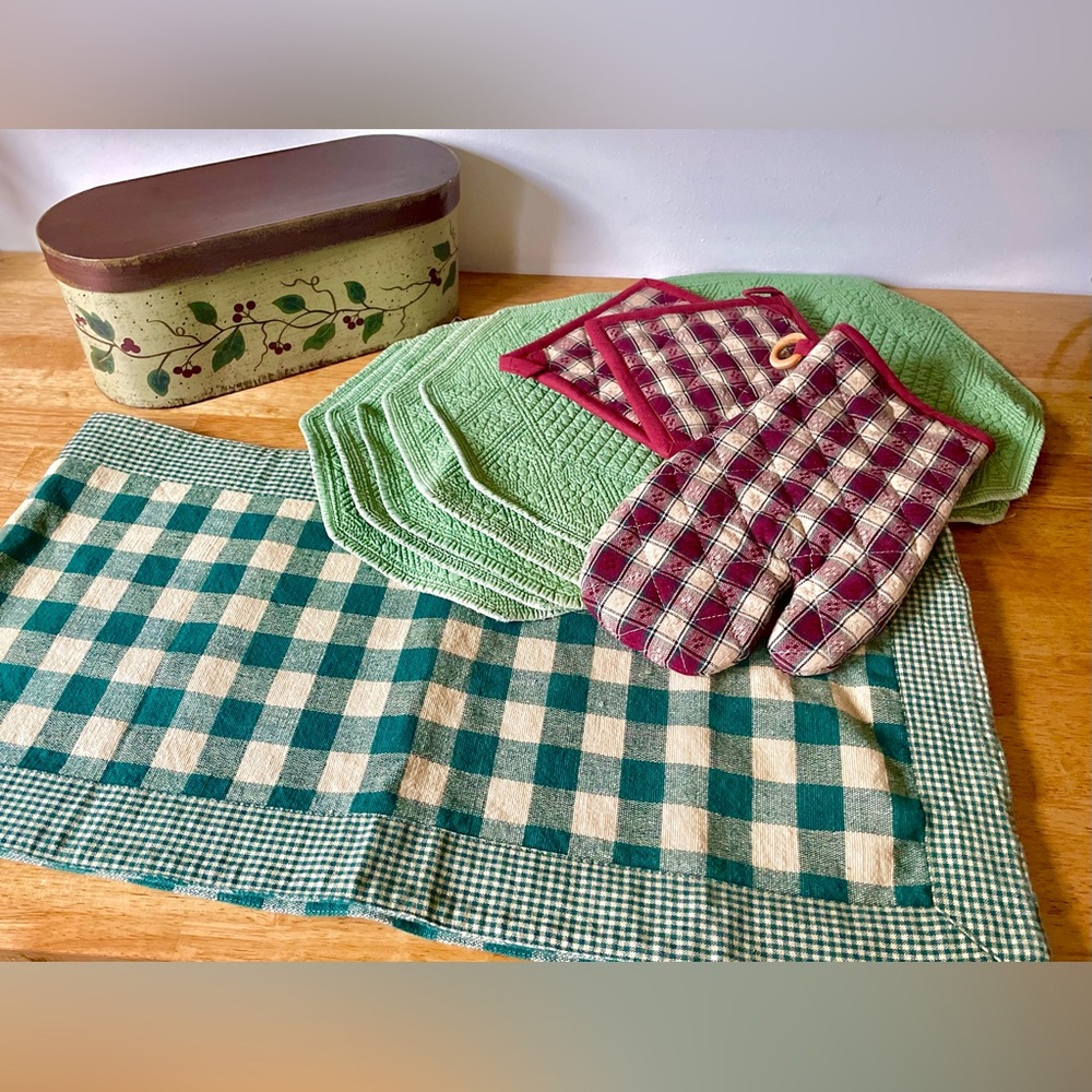 GREEN RED CHECKERED FARMHOUSE TABLE RUNNER PLACEMATS OVEN MITTS KITCHEN LINENS